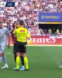 开云-喜感😂莱奥不服判罚朝裁判鼓掌，裁判掏黄牌后同样鼓掌回应