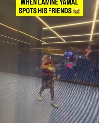 开云-诺坎普VIP区域可透过玻璃观看球员通道，亚马尔与朋友打招呼